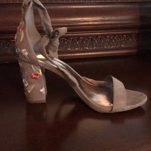 Embroidered chunky heel, ankle tie